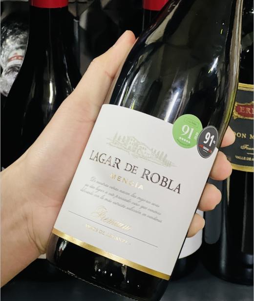 今天喝啥酒？给佳人们推荐这款超值西班牙精品拉加罗布拉干红；酒庄位于世界遗产生物保护区内，法桶和美桶熟化12个月，该酒款已经发展成为成熟的三级香气，中等的酒体带着细腻的丹宁詹姆斯萨克林和佩宁的双91分~ 商品图4