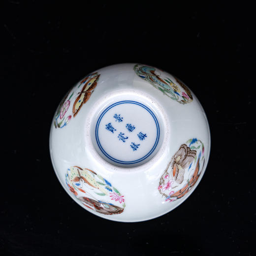 青花五彩团蝶卧足杯 商品图5