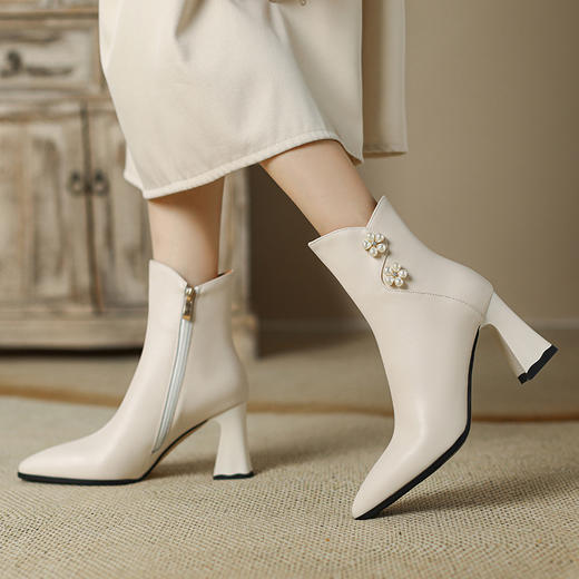 OLD-法式小短靴女秋季粗跟米色珍珠尖头高跟靴子真皮时尚优雅单里裸靴 商品图3