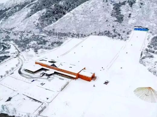 一年一度冰雪盛宴️【阿坝松潘·雪域蕃坊酒店+奇峡沟滑雪】299元起抢地暖房+奇峡沟不限时滑雪，周末元旦不加价，有效期至2025.3.10 商品图2