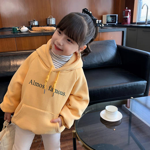 【超柔加厚绒，仙气十足】银狐绒童装女童卫衣让宝贝告别寒冷秋冬！三色可选，靓丽时髦尽显个性。名字母印花，展示小公主的独特魅力。安全帽绳设计，呵护宝贝成长。纤薄轻盈又保暖，穿着舒适不束缚！#异业福利 商品图3