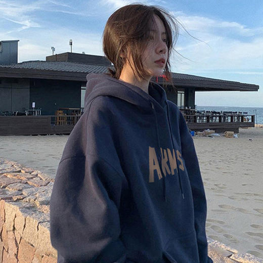 【现货】慵懒宽松，韩版连帽；小众设计，吸引眼球；即刻拥有。秋冬款上衣，让你尽显自然气质，散发迷人魅力。 商品图0