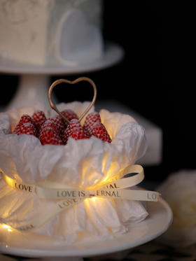 【草莓季】小“莓"好 草莓花束灯光蛋糕