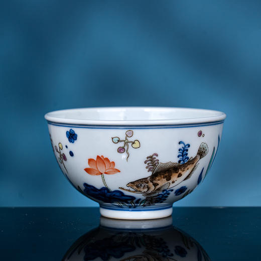 青花內绘古彩鱼藻纹杯 商品图2