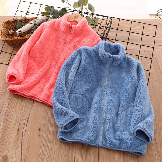 【冬日暖意，温暖陪伴成长】儿童舒棉绒保暖外套，仿羊羔绒保暖上衣，陪伴男女童度过寒冷冬天。优质面料，柔软舒适，温暖恒久，让孩子享受无拘束的自由，尽情展翅飞翔。点燃温暖梦想！ 商品图2