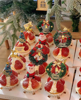 圣诞草莓多多纸杯蛋糕（插牌摆件随机）
