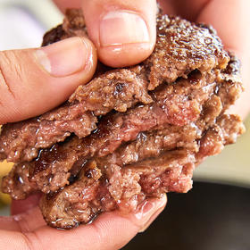 『安格斯纯牛肉饼』无淀粉，零添加剂，100%纯牛肉，鲜嫩弹牙，肉汁四溢！