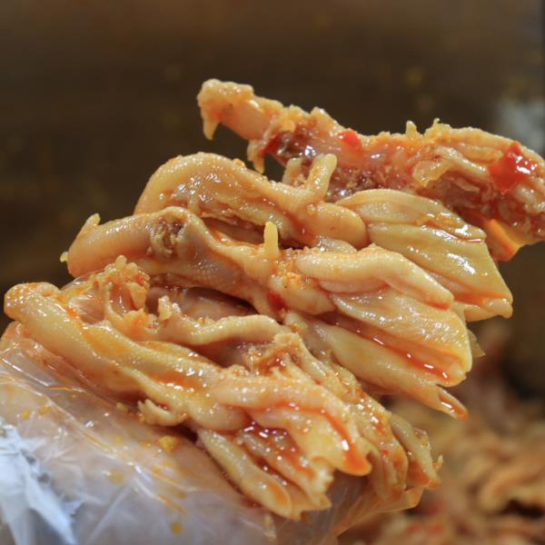 【➕𝟖.𝟖元即可换购】【限团三天】吃了就忘不了的鄉遇何掌柜?无骨鸭掌限时开团，手慢无！！错过就要等一个月哦~微辣or超辣两种可选