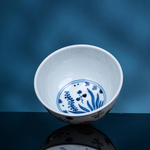 青花內绘古彩鱼藻纹杯 商品图5