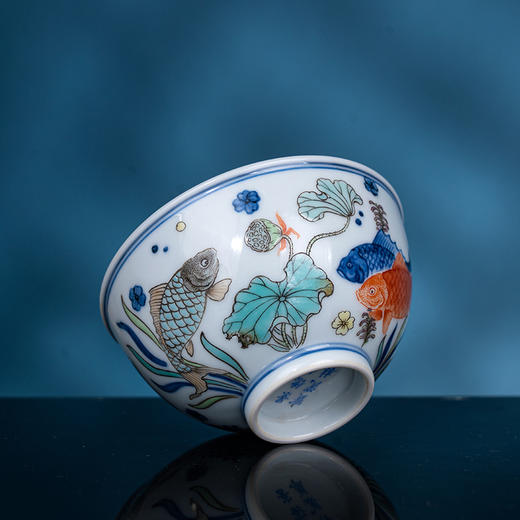 青花內绘古彩鱼藻纹杯 商品图3