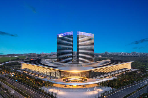 ★周末不加价★ ￥888起/晚 【上海临港锦江国际酒店】享豪华客房+早餐+娱乐7选1！另有采摘套餐/下午茶/滴水湖帆船体验/双人套餐/豪华公寓套餐可选~遛娃优选！有效期至2026年3月31日 商品图1