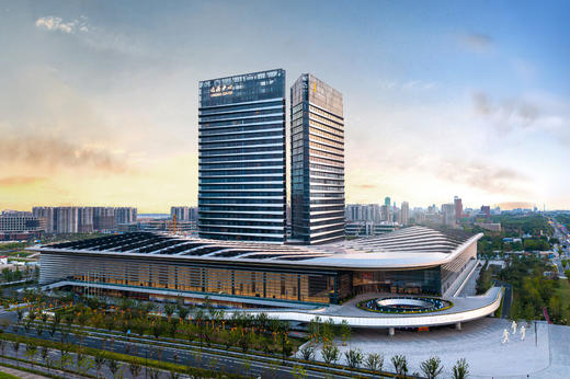 ★周末不加价★ ￥888起/晚 【上海临港锦江国际酒店】享豪华客房+早餐+娱乐7选1！另有采摘套餐/下午茶/滴水湖帆船体验/双人套餐/豪华公寓套餐可选~遛娃优选！有效期至2026年3月31日 商品图0