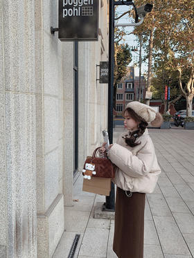 金蘑菇菇 Lucerne卢塞恩小镇 /翻领短款减龄牛角扣羊毛羽绒服