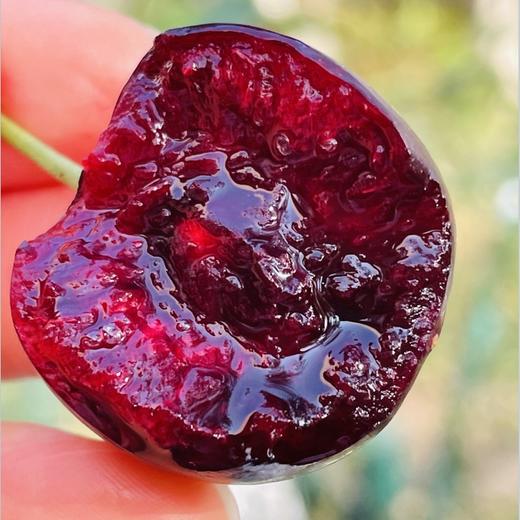 智利kordia黑钻2JDD，又黑又亮闪眼💎精致爱心，光滑黑亮，优雅细长杆儿，带小花，脆薄爆汁，醇厚黑汁，醉人的甜～😇😇真不愧最优品种，每年众多车厘子中较晚上市，产量仅占车厘子总产量的万分之一！ 商品图2