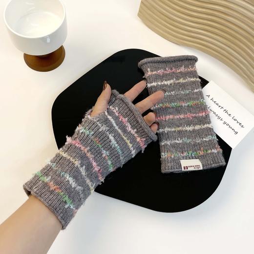 【尊嘟好好看，新款半指手套彩色条纹，随性慵懒超时尚】新款彩色条纹女款毛线手套学生手套触屏保暖防寒针织手套 商品图7