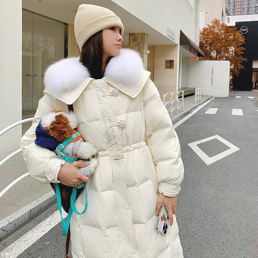 【蓬松柔软 锁住温暖】 高级感宽松毛领长款羽绒服 超大毛领  50%白鸭绒 抵御严寒 长款过膝加厚 商品图6