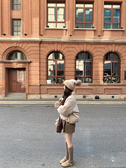 金蘑菇菇 Lucerne卢塞恩小镇 /翻领短款减龄牛角扣羊毛羽绒服 商品图4