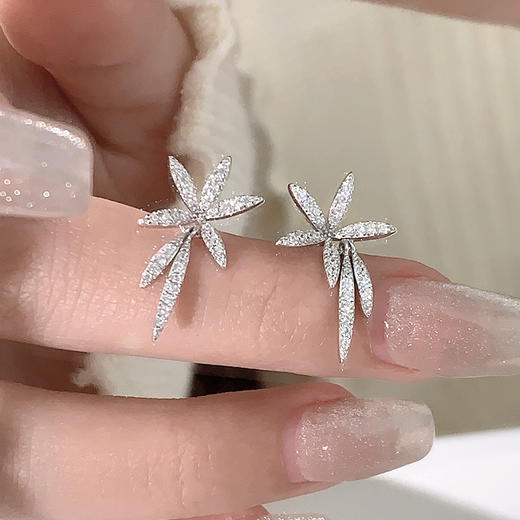 KADER卡蒂罗 花叶光影耳钉 S925银灵动诗意雨林气息设计流苏耳饰 氧气少女浪漫风闪耀配饰青春活力 闺蜜同款女生款 商品图1