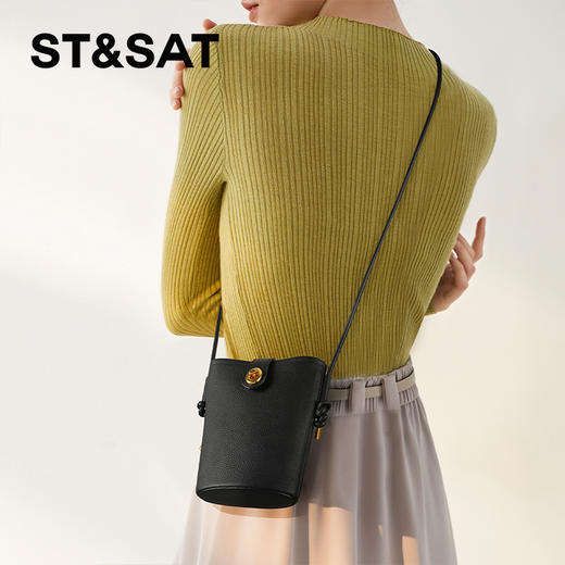 星期六软纹牛皮斜跨手提小桶包SS3121A136 商品图1