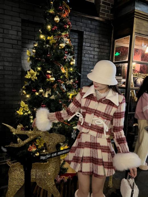 张心子【奶芙草莓】圣诞格纹90白鸭绒毛呢小香风套装裙子女两件套 U2312024 商品图9