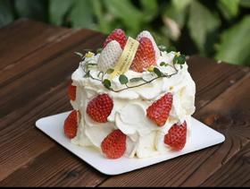 卷心卷意 草莓酸奶轻甜蛋糕