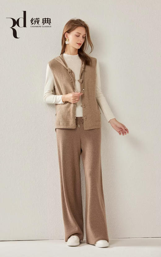 绒典带帽装饰扣女开背心 商品图0