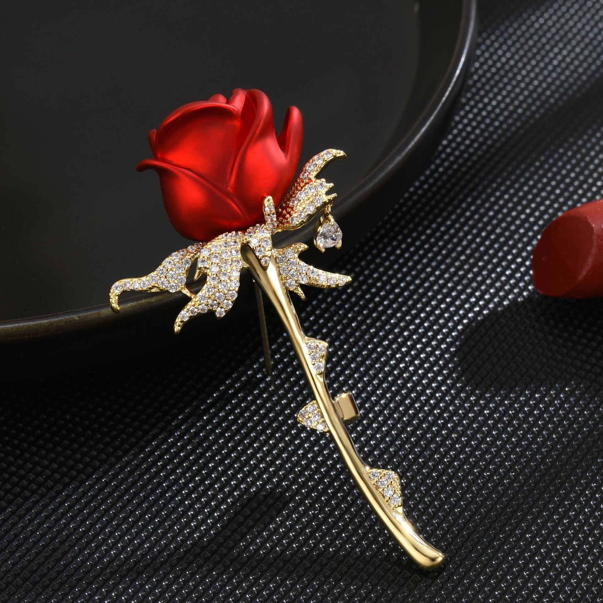 韩版大气红色玫瑰花锆石胸花，高档奢华铜镀真金胸针BY