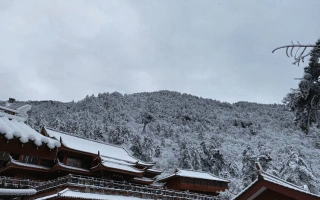 【峨眉山花间观山月·私汤周末不加价】仅￥199起抢湖景大床/LOFT/双卧/三卧房！享高铁站接/送一次，CHAO长有效期到年底！