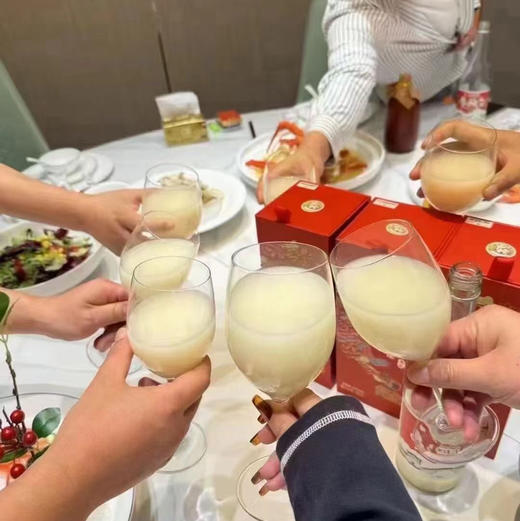 公主们喝的米酒🍶[呲牙]
像饮料的苏州桥冬酿酒桂花米酒
一年只酿一次 来自苏州的时令美食，0.5%的度数，很适合女孩子喝。入口浓郁顺滑，酒体温和细腻，嘴巴里全是桂花跟酒糟的香味！ 商品图9