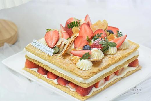 【草莓拿破仑】动物奶油、卡仕达酱、新鲜草莓、拿破仑酥；拿破仑酥皮内隐藏着法式浪漫情怀，焦香酥脆中引爆真正的味觉冲击，酥脆与绵柔交织，掉渣的冒险体验中感受独特的艺术，享受无法抗拒的诱惑~ 商品图0