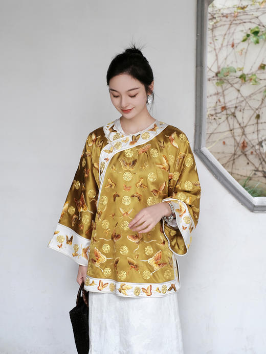 高货限量版| 盛唐牡丹 |重缎真丝手工盘金刺绣百蝶纹斜襟短褂-明黄 [特价品] 商品图6