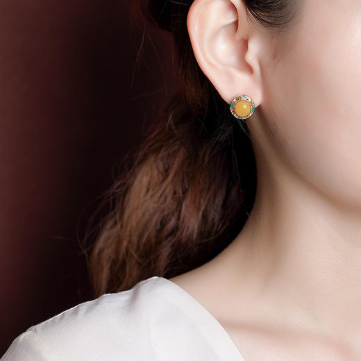 ED02741S925纯银镀金复古蜜蜡珐琅如意镂空圆形耳钉气质百搭女耳饰 商品图3