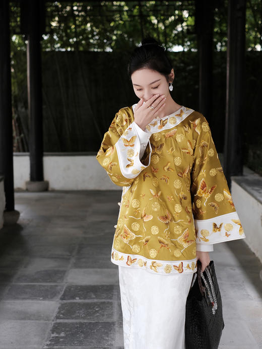 高货限量版| 盛唐牡丹 |重缎真丝手工盘金刺绣百蝶纹斜襟短褂-明黄 [特价品] 商品图3