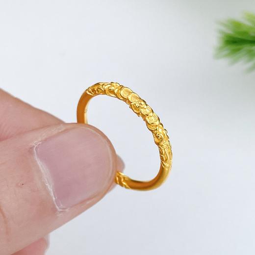 【限时克减150元】足金999.9 古法实心固口心上花錾刻卷草纹圈戒（面宽约1.8-2.2mm）(AIGFJZ00059)（预售产品下单后不退款不退货不换货不补差价 商品图2