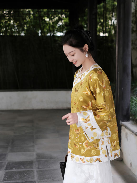 高货限量版| 盛唐牡丹 |重缎真丝手工盘金刺绣百蝶纹斜襟短褂-明黄 [特价品] 商品图5