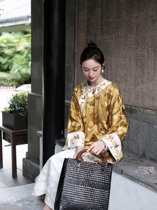 高货限量版| 盛唐牡丹 |重缎真丝手工盘金刺绣百蝶纹斜襟短褂-明黄 [特价品] 商品图8