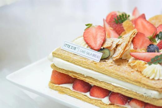 【草莓拿破仑】动物奶油、卡仕达酱、新鲜草莓、拿破仑酥；拿破仑酥皮内隐藏着法式浪漫情怀，焦香酥脆中引爆真正的味觉冲击，酥脆与绵柔交织，掉渣的冒险体验中感受独特的艺术，享受无法抗拒的诱惑~ 商品图2