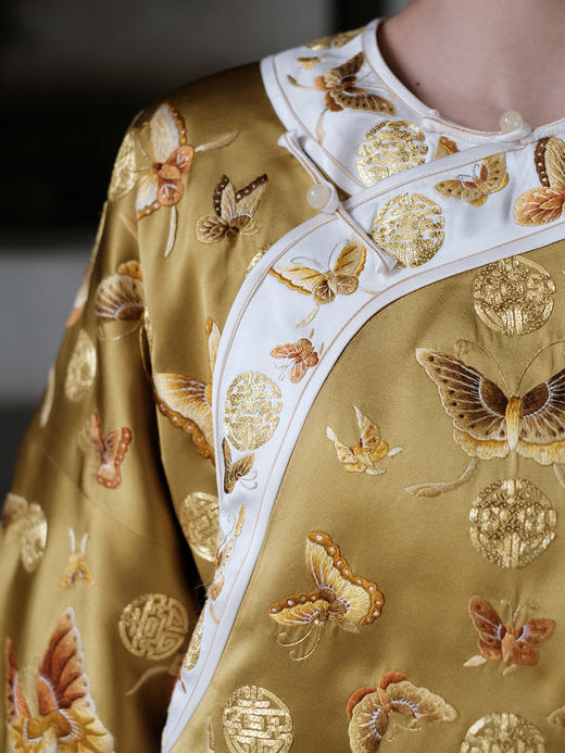 高货限量版| 盛唐牡丹 |重缎真丝手工盘金刺绣百蝶纹斜襟短褂-明黄 [特价品] 商品图2