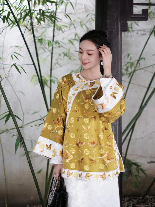 高货限量版| 盛唐牡丹 |重缎真丝手工盘金刺绣百蝶纹斜襟短褂-明黄 [特价品] 商品图4