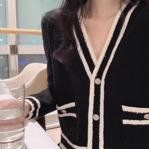 香香黑 镂空XS 金蘑菇菇【富士山香香】谁穿都好看的黑白气质甜v领针织开衫 商品图0