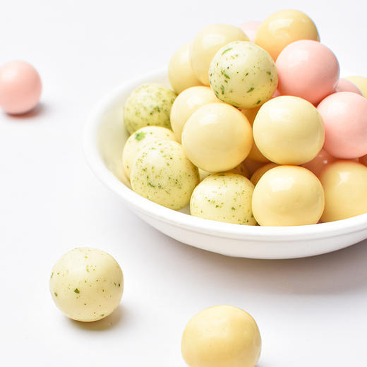 【只需一枚，唤醒味蕾！】奇事脆心球54克盒装巧克力糖果，巧克力豆办公室网红休闲零食，外层酥脆可口，内部则融化于口中，带给人们一种绝妙的享受！ 商品图1