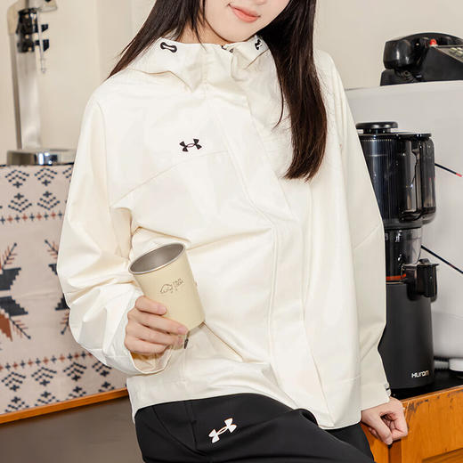 安德玛（UNDERARMOUR）外套女 户外晨练跑步休闲运动服加绒保暖梭织连帽夹克 23600402 商品图3