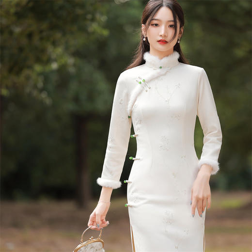 冬季新款，加绒加厚长款侧八扣旗袍雪花绒刺绣复古文艺改良旗袍HX-307 商品图1