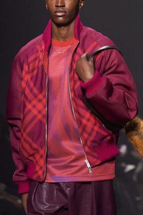 第十七期：2023年秋季，BURBERRY推出了一系列以英伦风格为主题的时尚产品