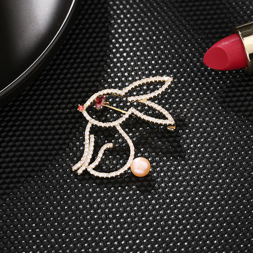 新款衣饰小西装珍珠别针本命年生肖小兔子胸针LY 商品图1