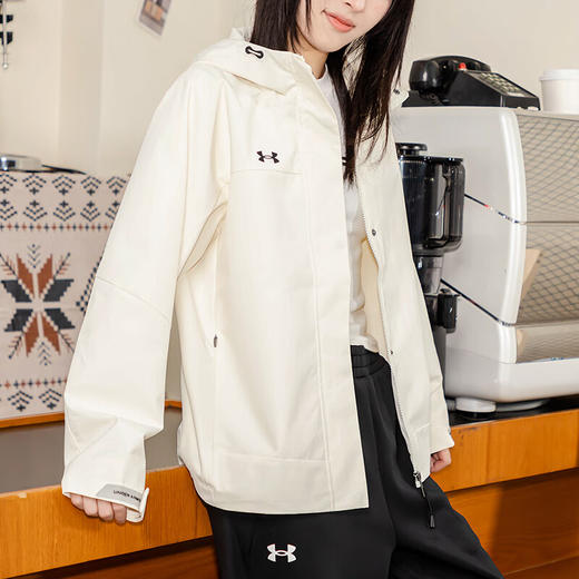 安德玛（UNDERARMOUR）外套女 户外晨练跑步休闲运动服加绒保暖梭织连帽夹克 23600402 商品图2