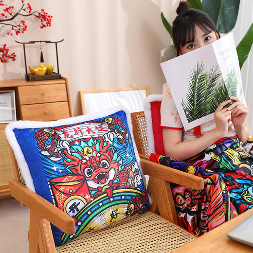 龙年国潮【三合一暖手靠枕毯子】 办公室 午睡抱枕礼品 吉祥物 商品图1