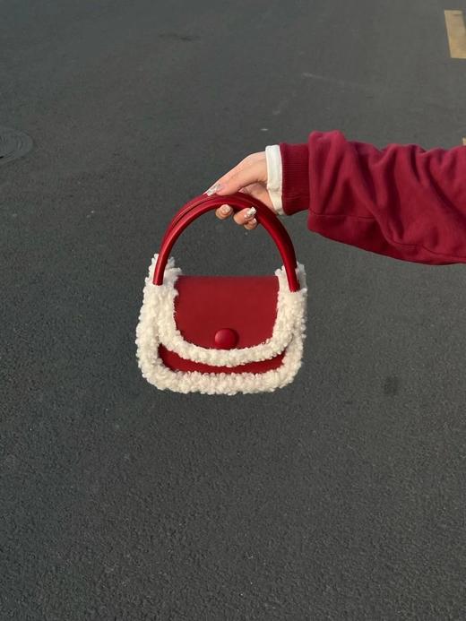 【潮流小众❗️单肩斜挎包】秋冬小众羊羔毛毛包圣诞节红色包包新年马鞍包单肩斜挎女包手提包 商品图2