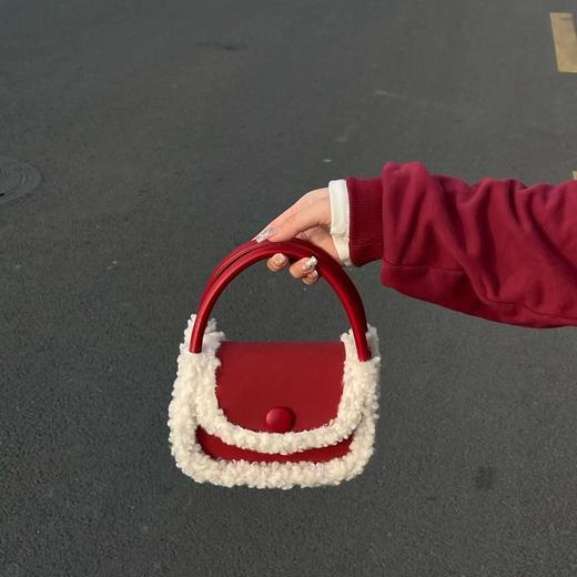 【潮流小众❗️单肩斜挎包】秋冬小众羊羔毛毛包圣诞节红色包包新年马鞍包单肩斜挎女包手提包 商品图0