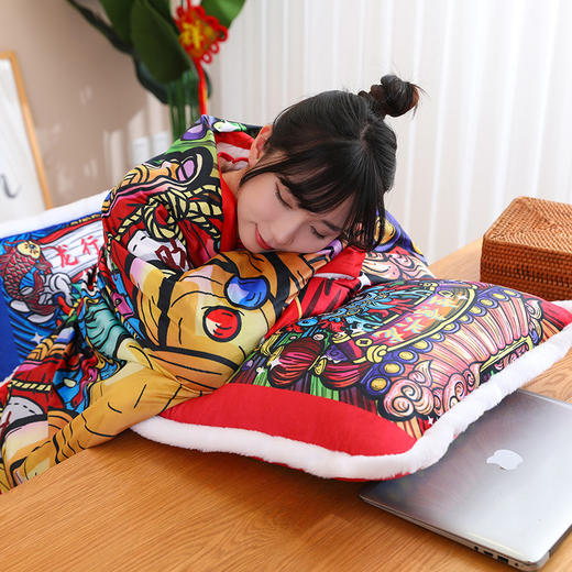 龙年国潮【三合一暖手靠枕毯子】 办公室 午睡抱枕礼品 吉祥物 商品图0